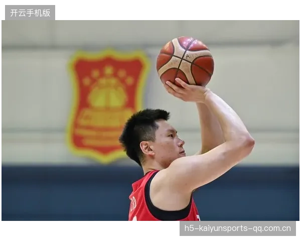 球星在训练课上帮助年轻球员提升射门精度